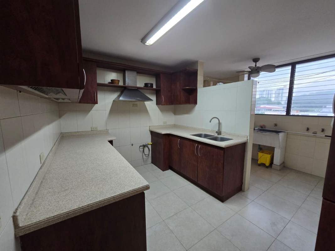 Dining space with ceramic floors and neutral decor PH Aranjuez Vía Argentina Panama