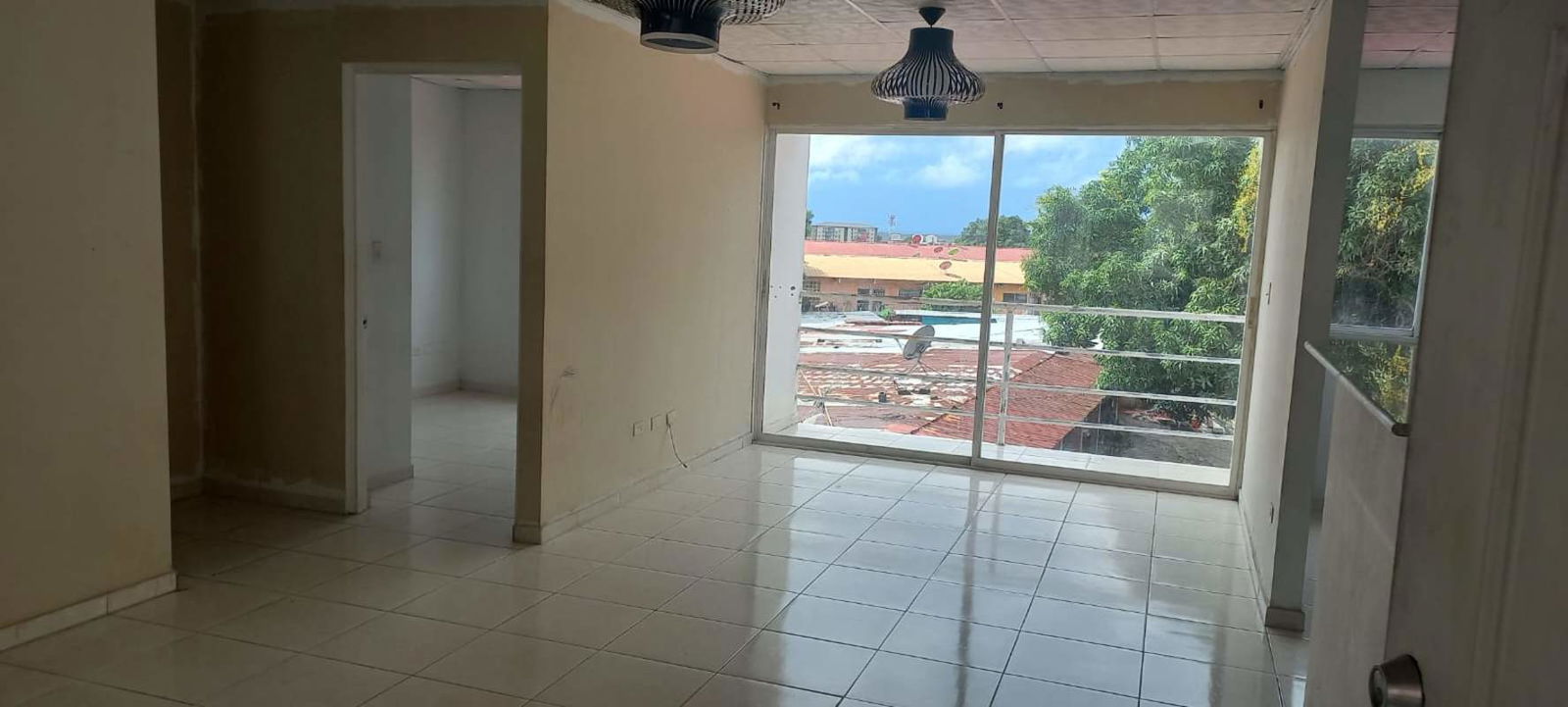 Living space in PH Ámbar Pedregal with balcony sliding doors city view ceramic tile floors Panama City