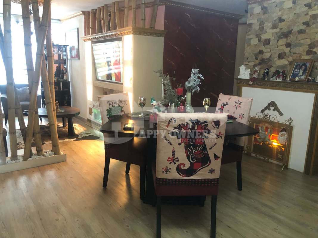 Living and dining space with bamboo divider, Christmas decoration, laminate flooring in PH Central Park Pueblo Nuevo Panama