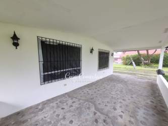 Principal home and guest house with garden on large corner lot Volcán Panama