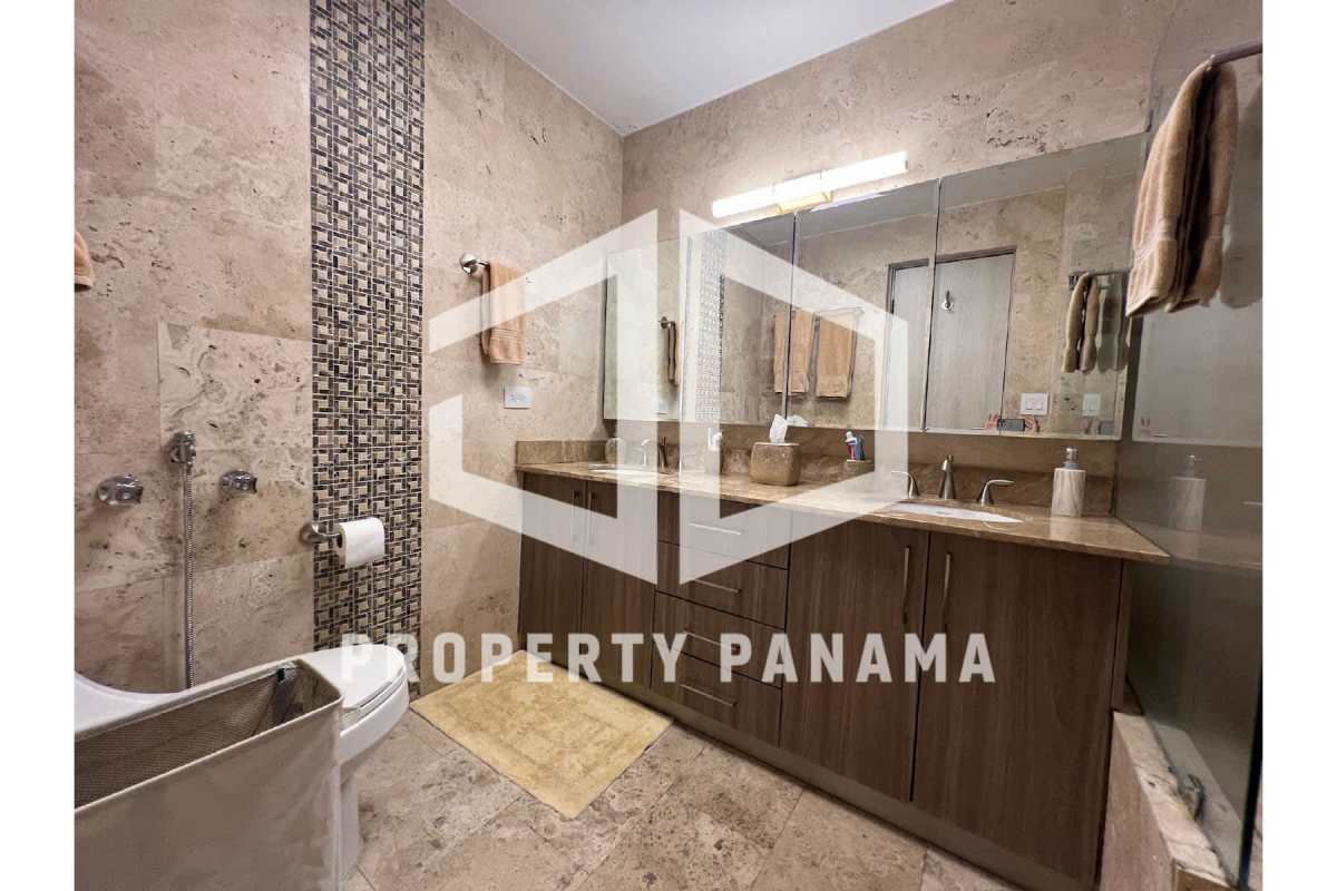 Bathroom with glass-enclosed shower, marble finishes PH Mar de Plata Paitilla