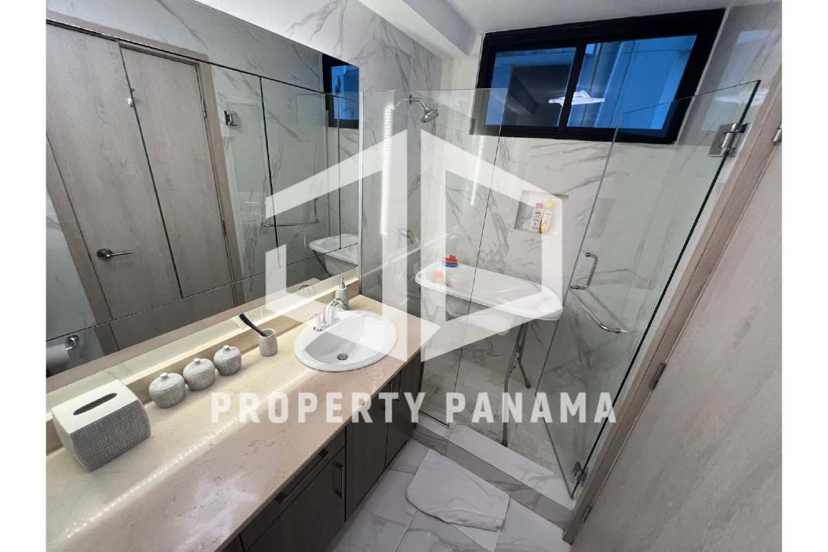 Modern bathroom with mosaic tile accent, double vanity PH Mar de Plata Panama City