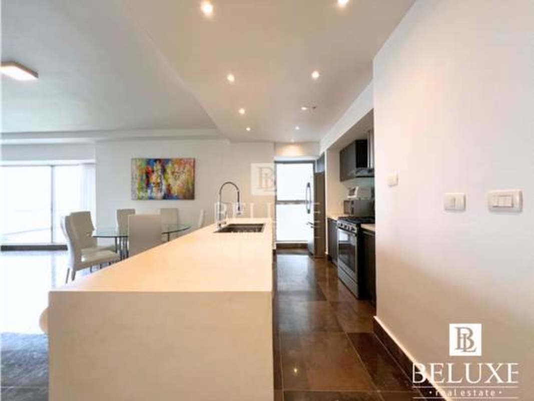 Bright guest bedroom with floor-to-ceiling windows and skyline view PH Yoo Panama Avenida Balboa