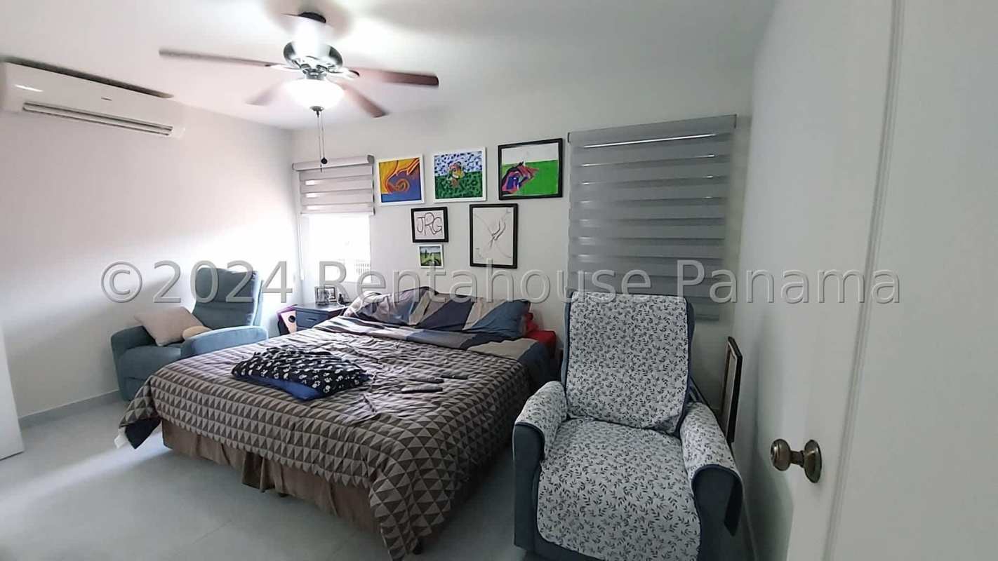 Contemporary bedroom with air conditioning, ceiling fan, decorated wall art in PH Fuente del Fresno