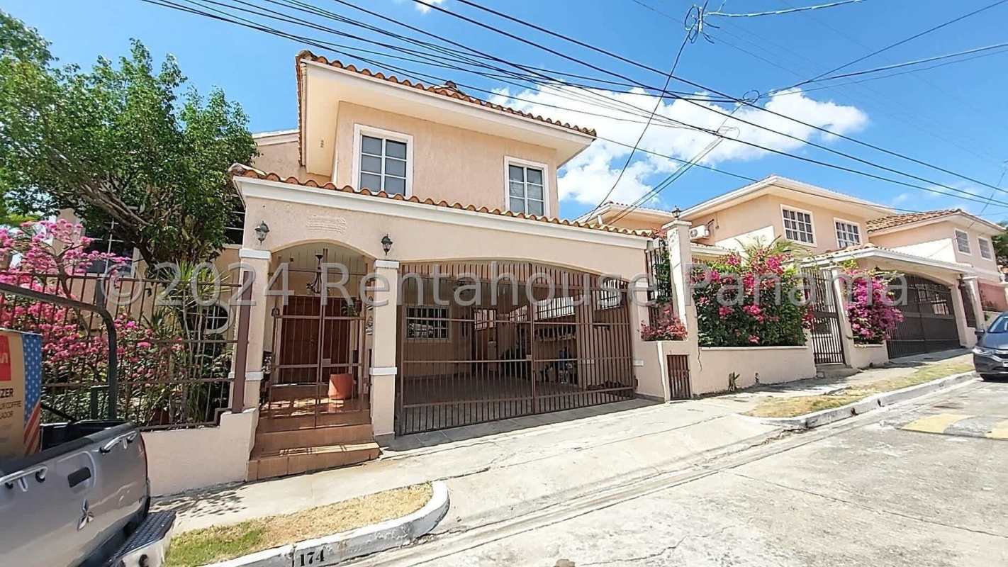 Covered porch with Mediterranean design, garden with flowering bushes PH Fuente del Fresno