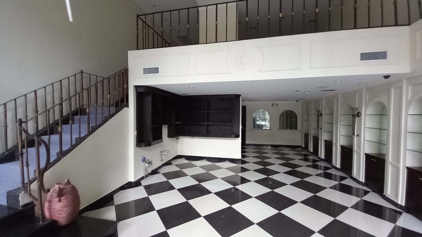 Commercial showroom with checkered floor, mezzanine, shelves, staircase for rent in Panama City