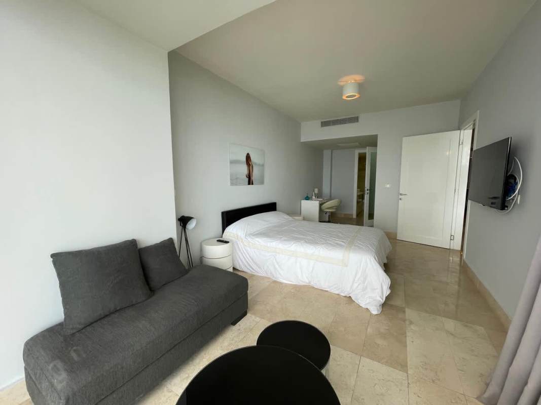 Infinity pool with lounge areas overlooking Panama Bay YOO Panama Avenida Balboa