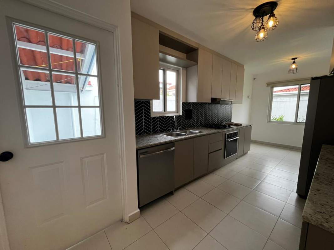 Spacious Family House for Rent in Versalles Costa Sur