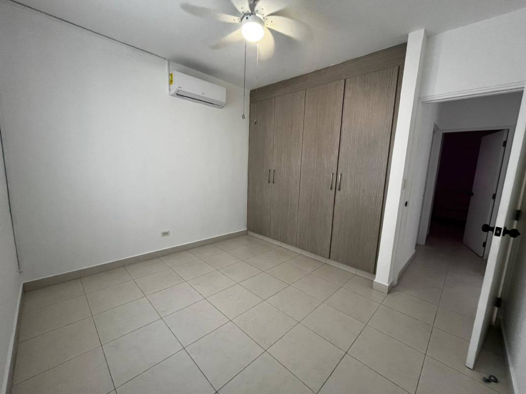 Spacious master bedroom with ensuite bath and large closet in Versalles house rental Panama