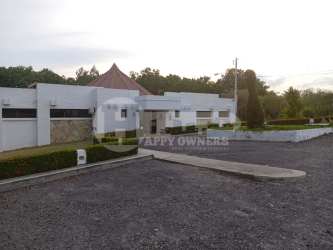 Stylish gate and sign of Santa Fe de Lajas subdivision Panama Oeste land sales