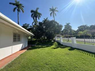 Bright secondary bedroom tile floor split AC in Howard Panama Pacífico house