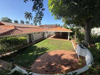 Spacious master bedroom with ensuite bath at Residencial Howard Panama Pacífico