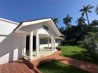 Spacious 4BR Family Home with Guest House, Howard Panama Pacífico
