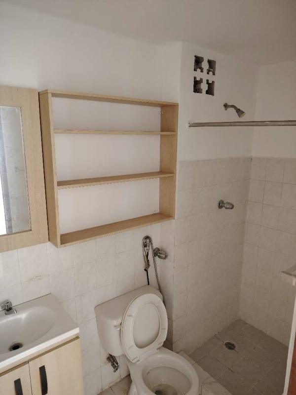 Bathroom shower tile vanity mirror apartment PH Plaza Madrid Panama