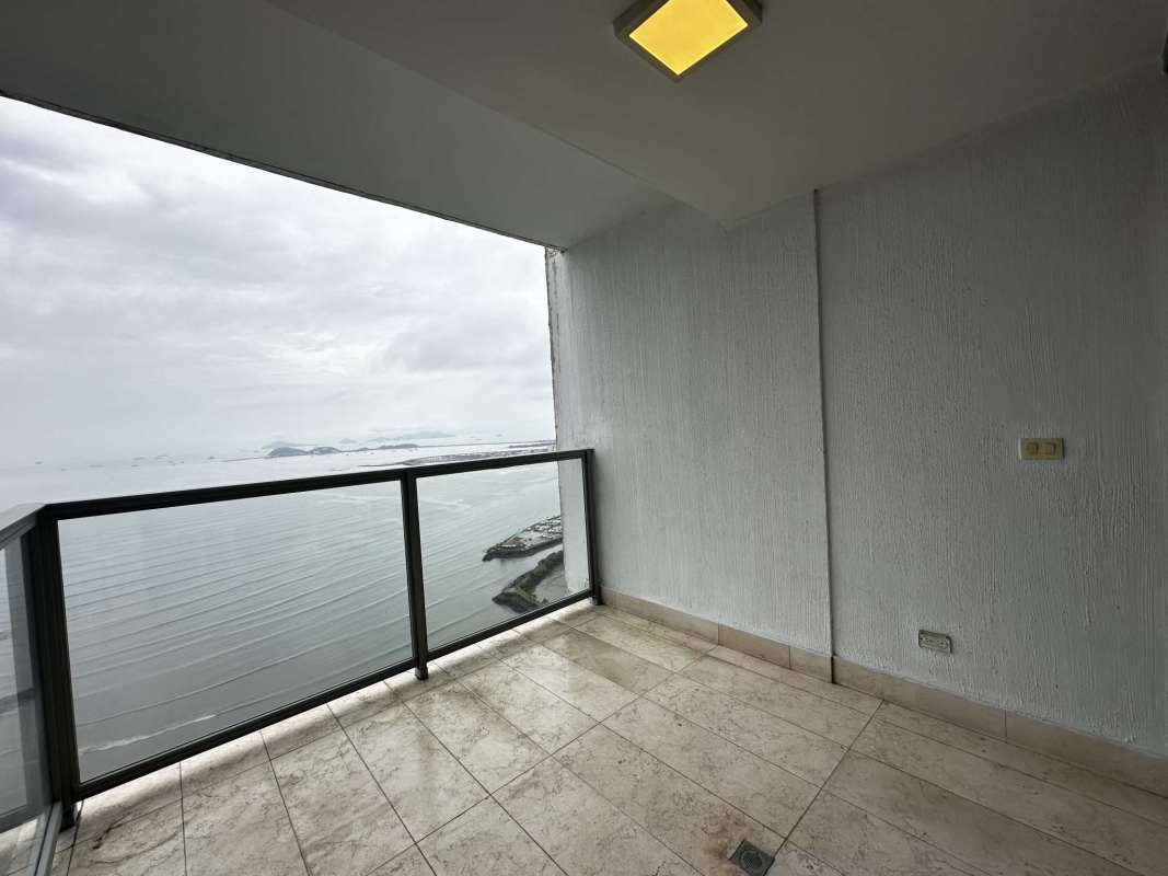Panoramic balcony views of Pacific Ocean and skyline at PH Yoo Panama Avenida Balboa