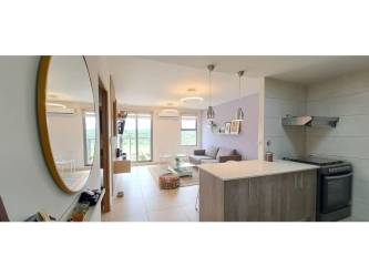 Modern bathroom with shower in PH Parterre Panama Pacifico apartment