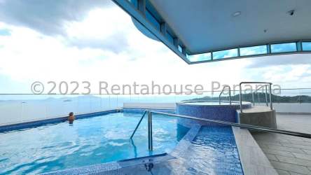 Infinity rooftop pool overlooking Pacific Ocean PH Casa Bonita Panama