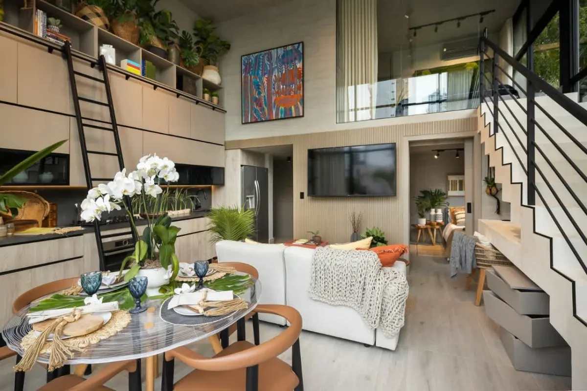 Mezzanine bedroom with open railing and skyline vista in PH Dovle Panama