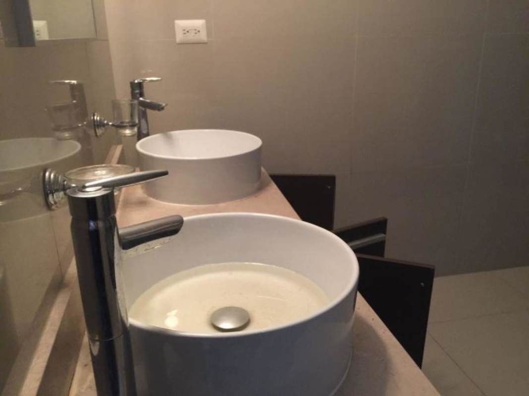 Modern bathroom with double sinks and large mirror in PH Joy Tower apartment Panama