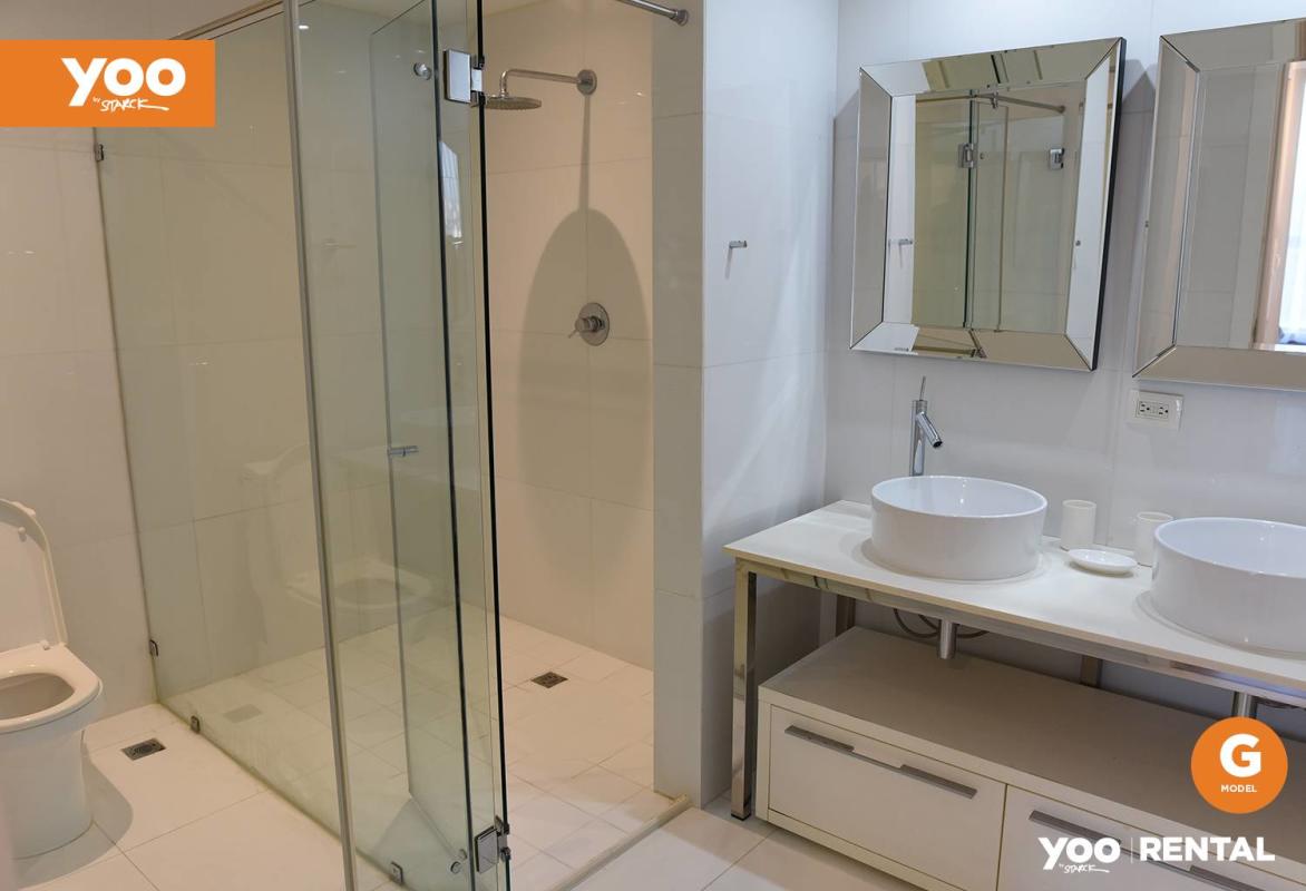 Luxury bedroom with city view window PH Yoo Panama