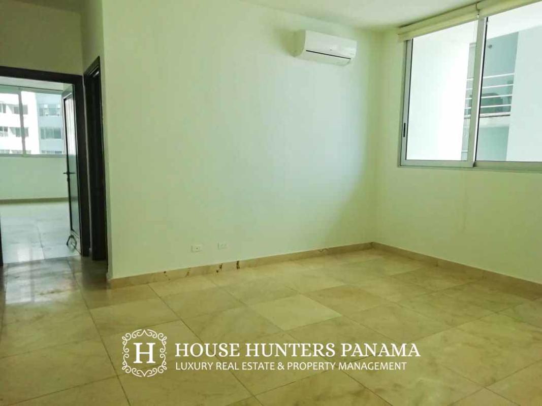 Guest bedroom with ensuite bath in PH Aventura Punta Paitilla luxury apartment in Panama