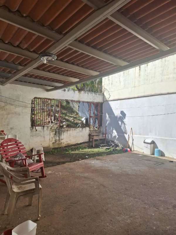 Covered backyard terrace with tiled roof and green space, house for rent in Colinas Cerro Viento Panama
