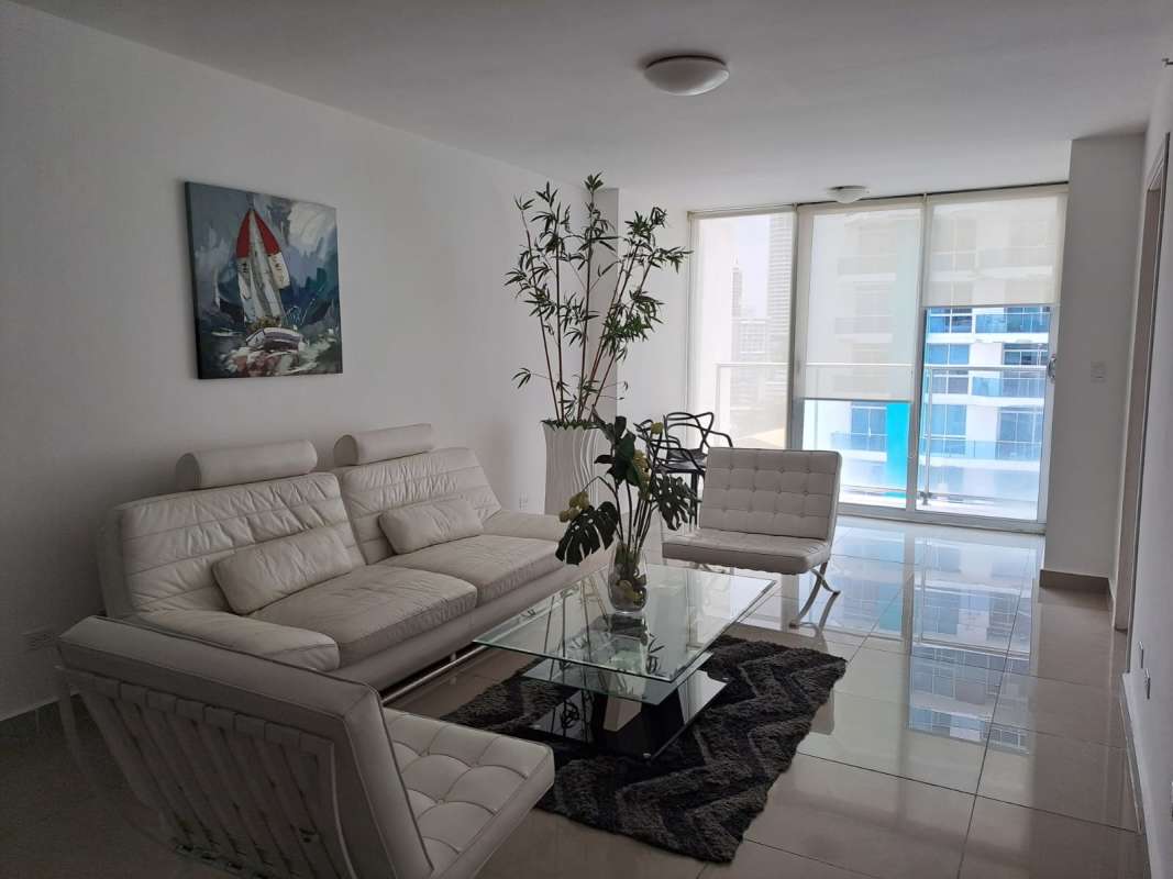 Spacious bedroom, natural light, ocean view window, PH Belle View Avenida Balboa Panama