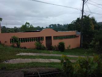 Bedroom with tiled floors and glass block window Burunga Arraiján Panama