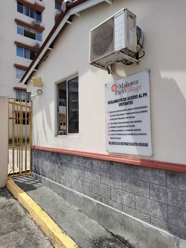 Kitchen with granite countertop and wooden cabinets in apartment Mallorca Village Los Andes Panama