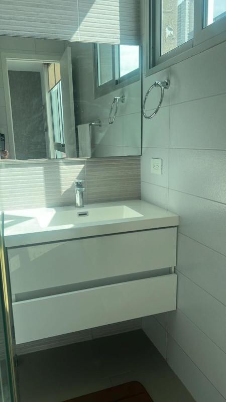 Kitchen with Italian cabinetry, decorative backsplash, breakfast bar, pendant light PH Altamira Residences Panama