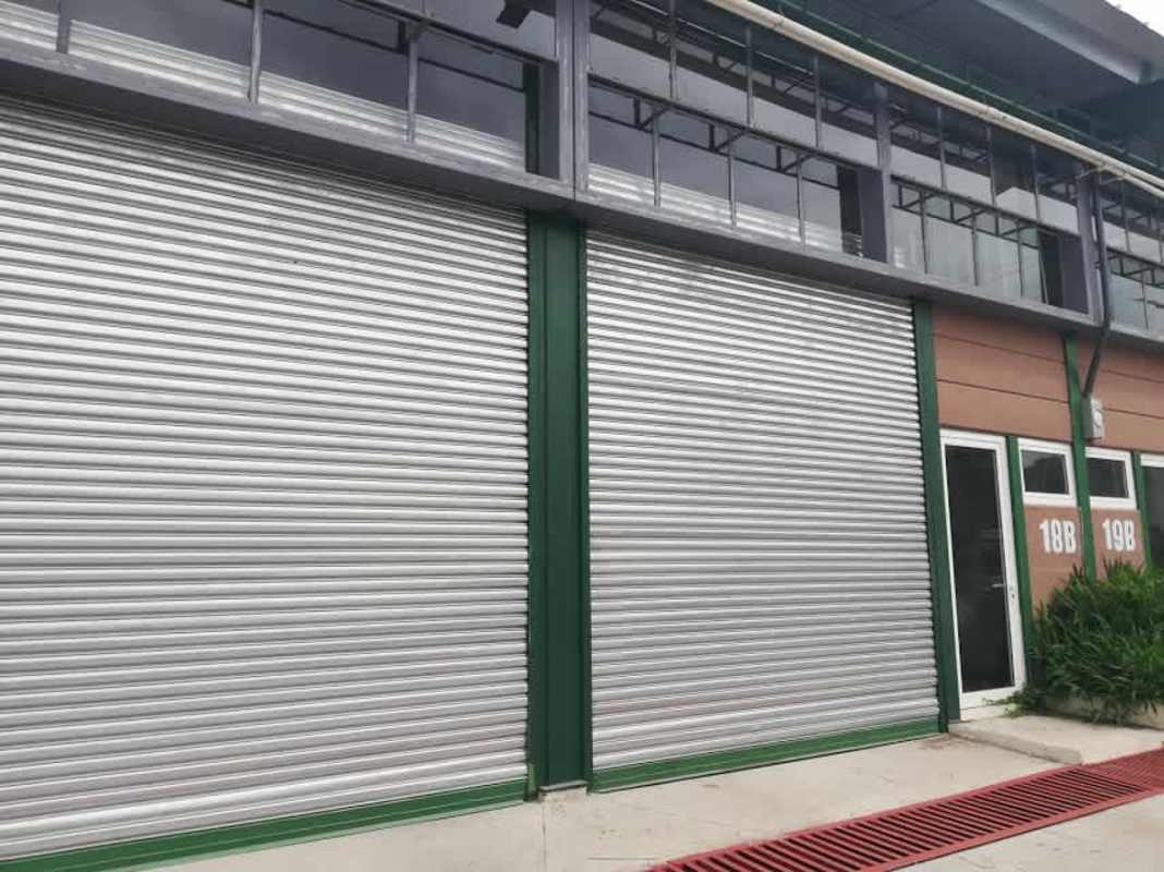 Exterior of warehouse complex with rolling shutter doors and parking in Villa Zaita Industrial Park Panama