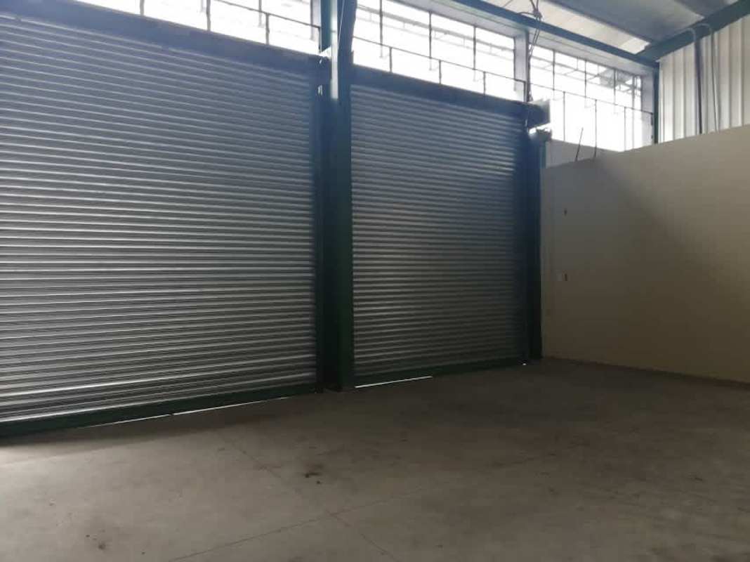 Warehouse in Villa Zaita with large rolling shutter door and loading zone for trucks in Panama
