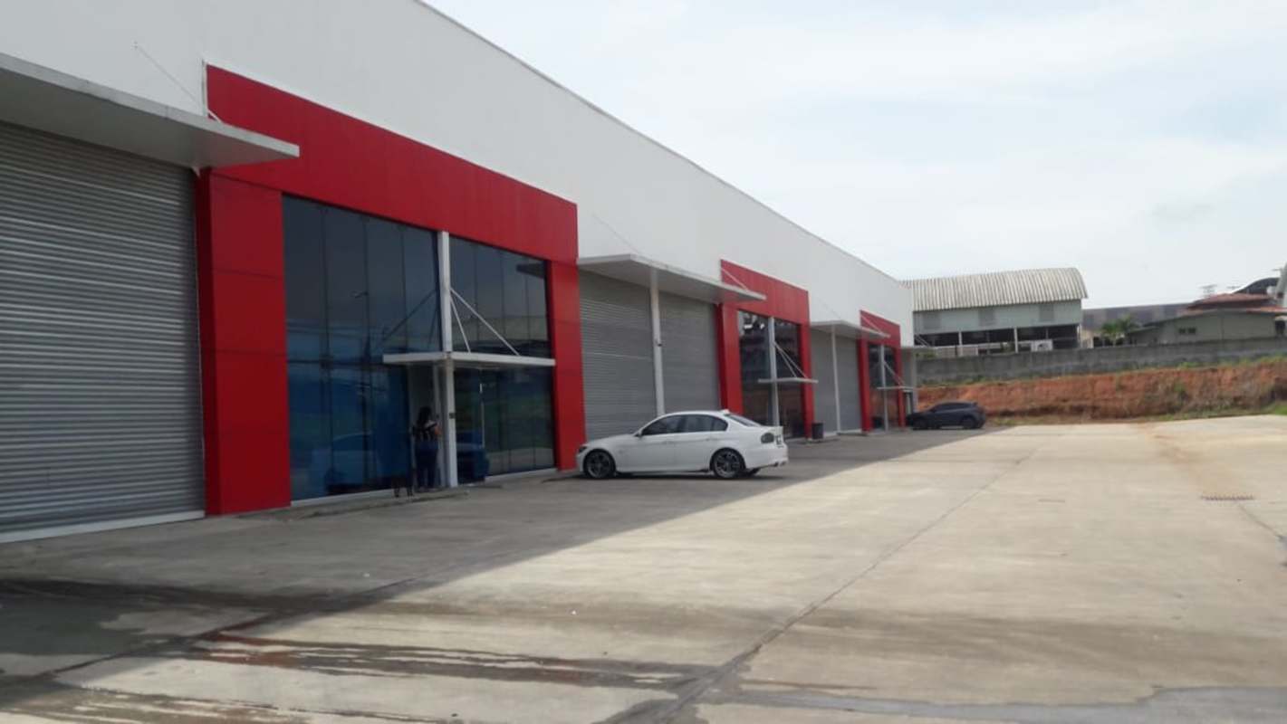 Spacious empty industrial warehouse space with high ceilings in PH Las Mañanitas Tocumen Panama