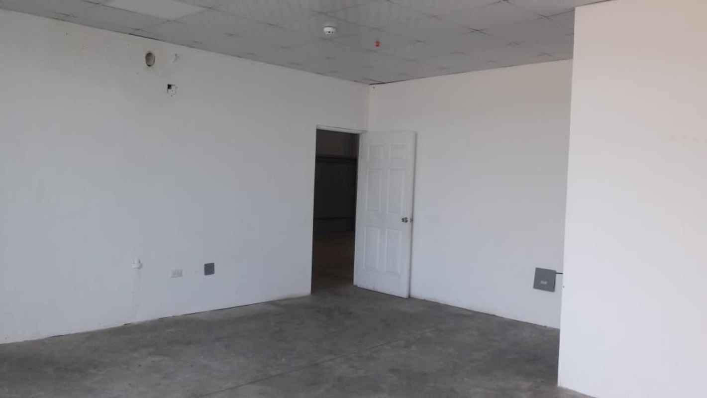 Minimalist empty room inside warehouse complex PH Las Mañanitas Tocumen Panama ready for customization