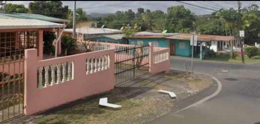 Pink wall perimeter corner lot with metal gate fenced yard in Guadalupe La Chorrera
