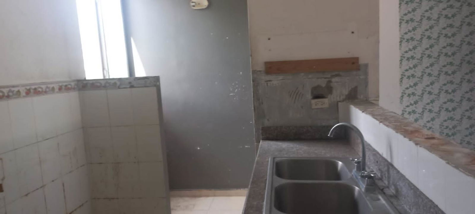 Kitchen with double sink, tile counter, unfinished wall PH Vitto bank repo Pedregal Panama