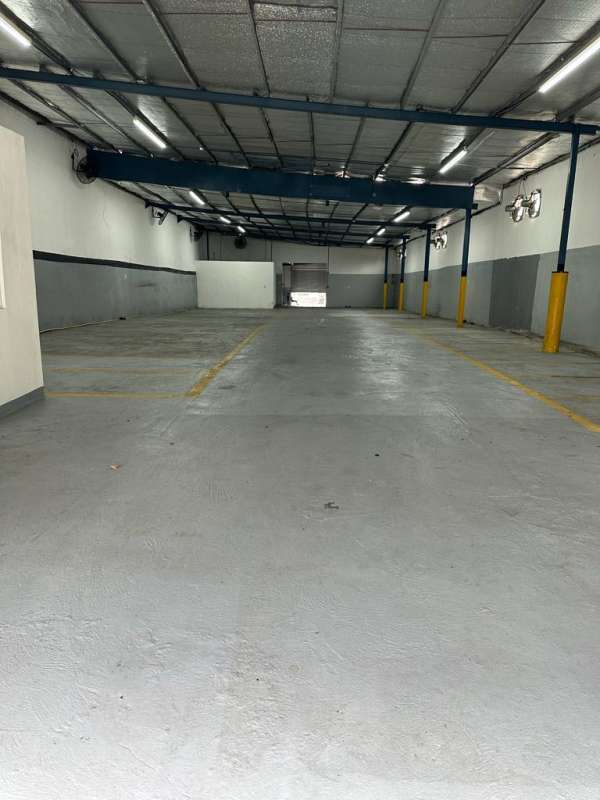 Interior warehouse with metal structure, high ceiling, roll-up access door in Parque Lefevre Panama