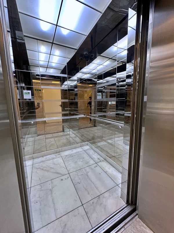 Stainless steel modern elevator with mirrors PH Luxor 300 El Cangrejo Panama