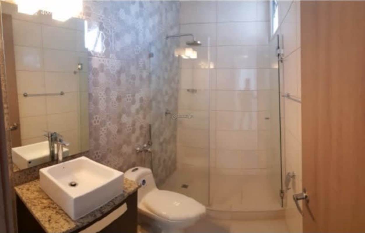 Bathroom with vessel sink glass shower granite PH Luxor 300 El Cangrejo Panama