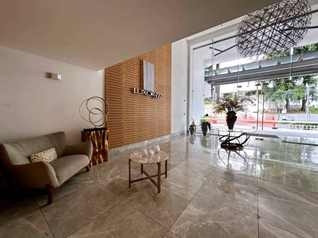 Infinity rooftop pool with city view PH Luxor 300 El Cangrejo Panama