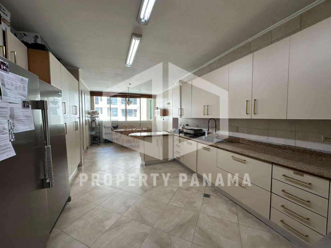 Large bedroom with urban skyline view wooden floors window blinds PH Península luxury property Panama City