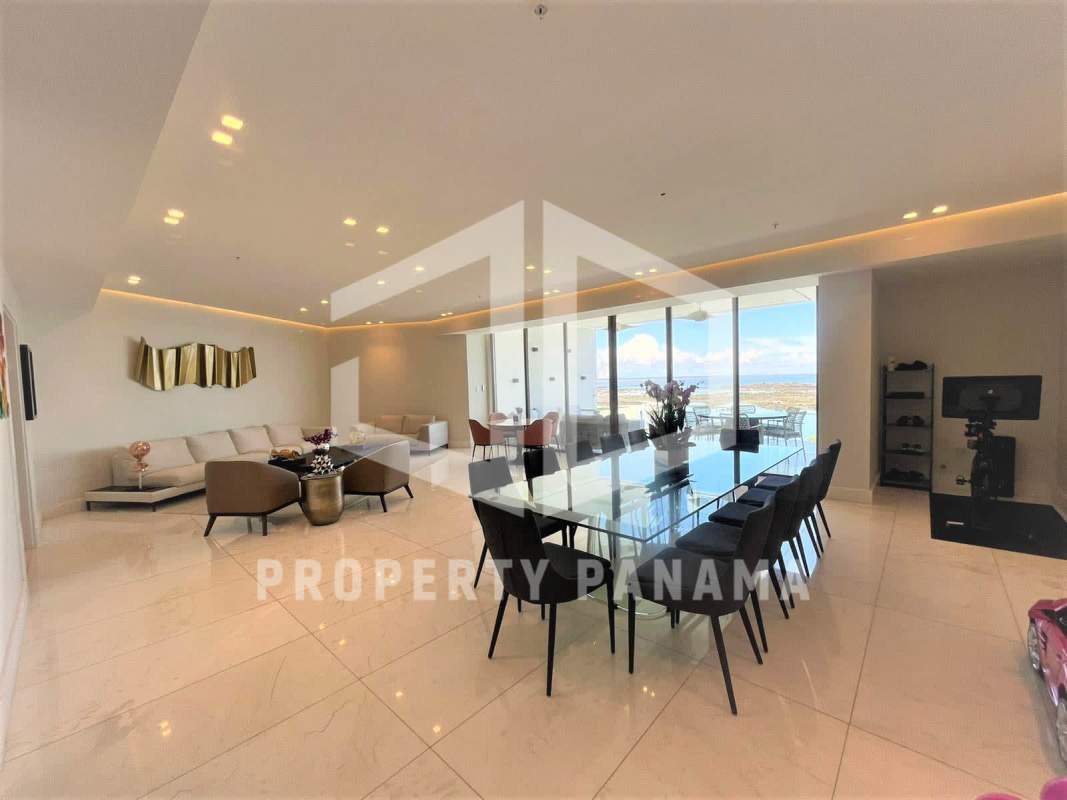 Modern kitchen with high-end appliances and granite countertops in Punta Pacifica