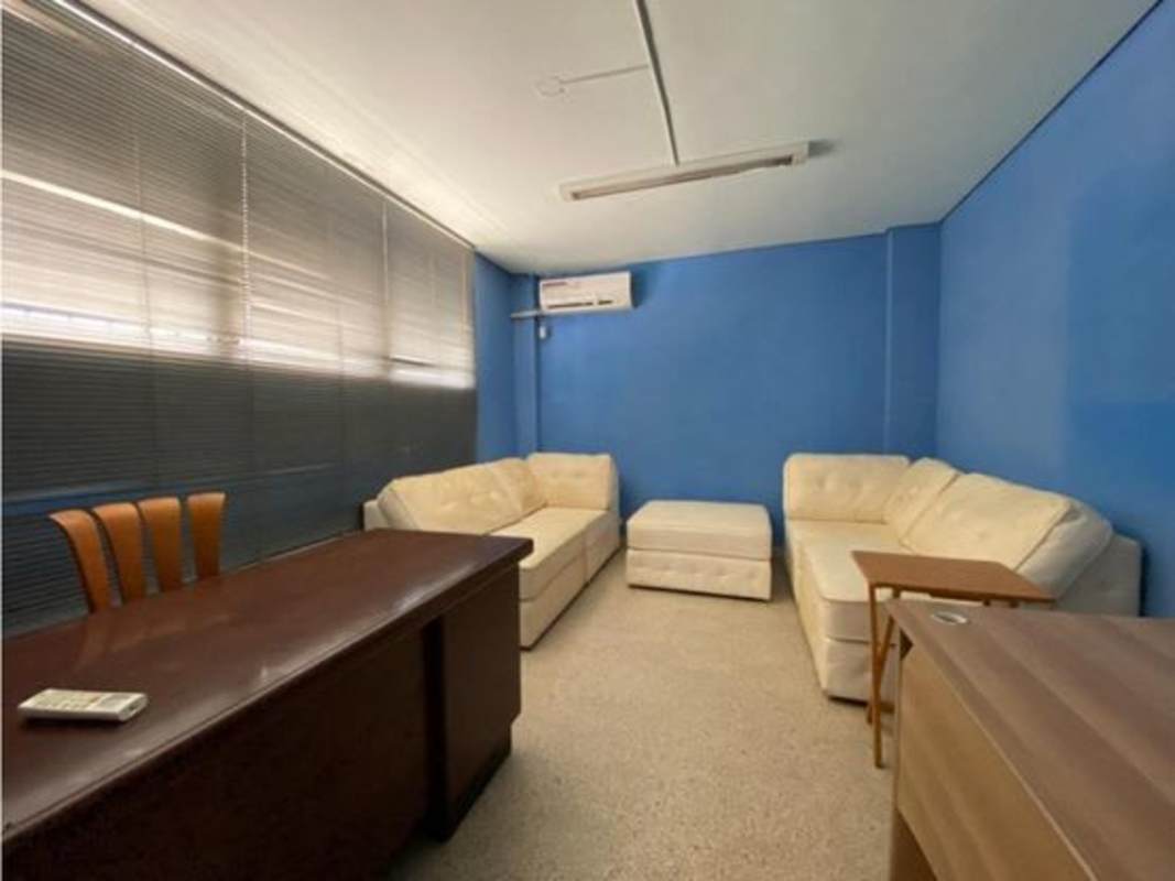 Backyard area of commercial house with parking San Francisco Panama