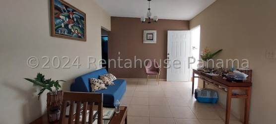 Bedroom with ample natural light ceramic floor in Arboleda Los Olivos house Panama