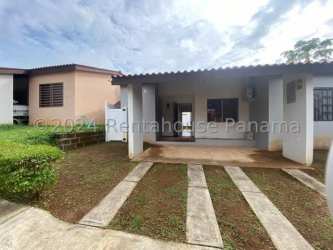 Kitchen with granite countertops, wooden cabinets in house for sale in Arboleda Los Pinos Panama
