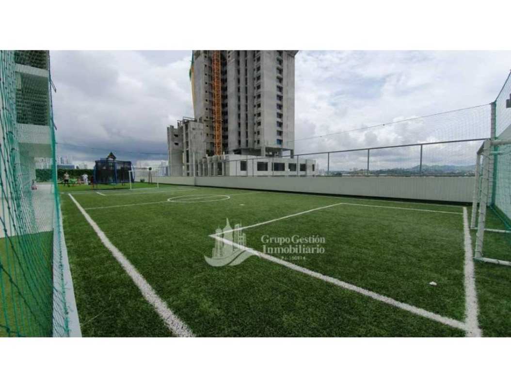 Rooftop infinity pool with panoramic city view in PH Green Garden Santa Maria Panama