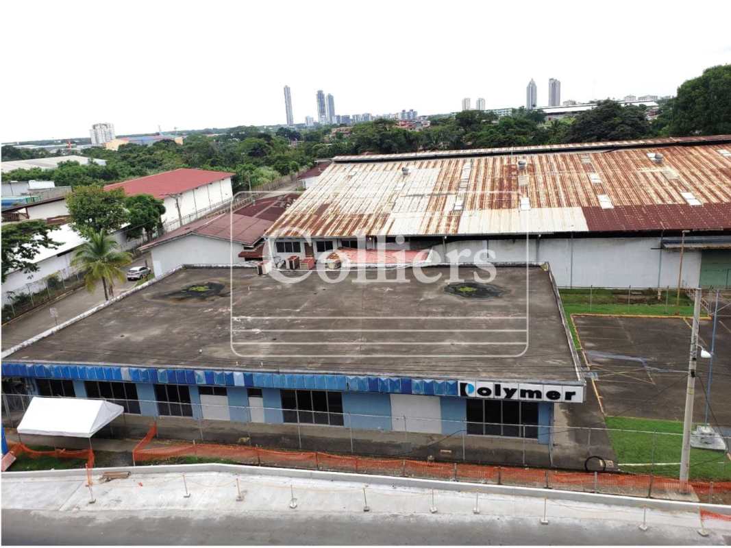 Spacious industrial warehouse with high ceilings and concrete floor for sale in Panama City