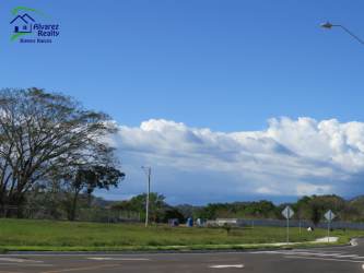 Corner vacant lot with mountain views and green grassy field in Volcán Chiriquí