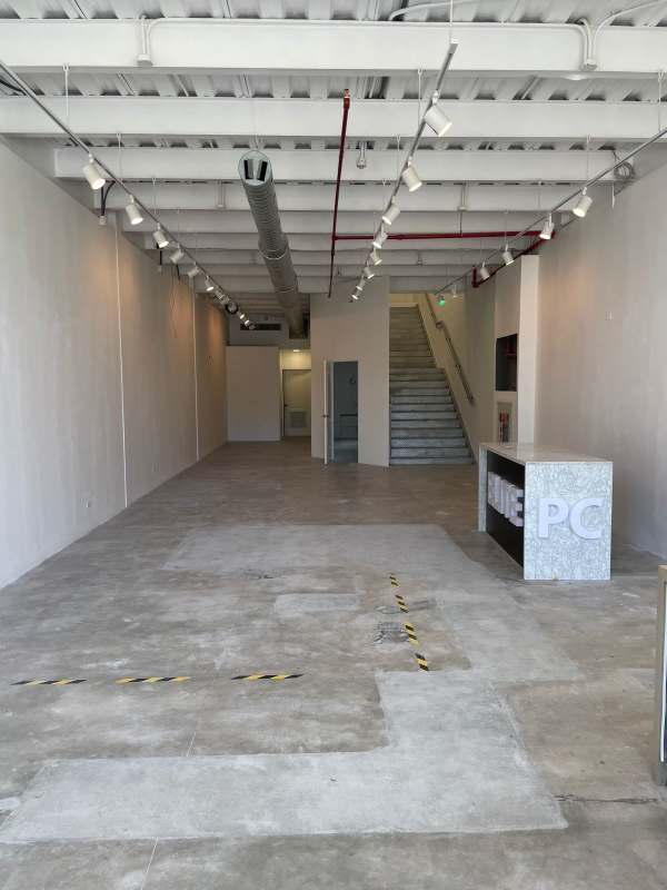 Glass front entrance to double height commercial rental at Centromall Obarrio Panama