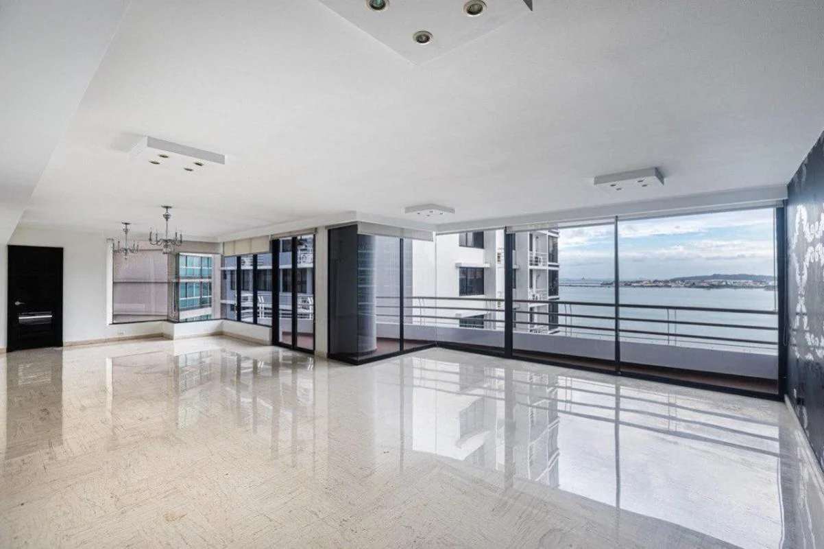 Wide oceanfront balcony terrace overlooking Panama Bay and city skyline PH Los Delfines Avenida Balboa